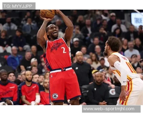 迈克布朗暂停时特别强调拉塞尔在进攻端的重要性与战术安排 迈克布朗暂停时特别强调拉塞尔在进攻端的重要性与战术安排